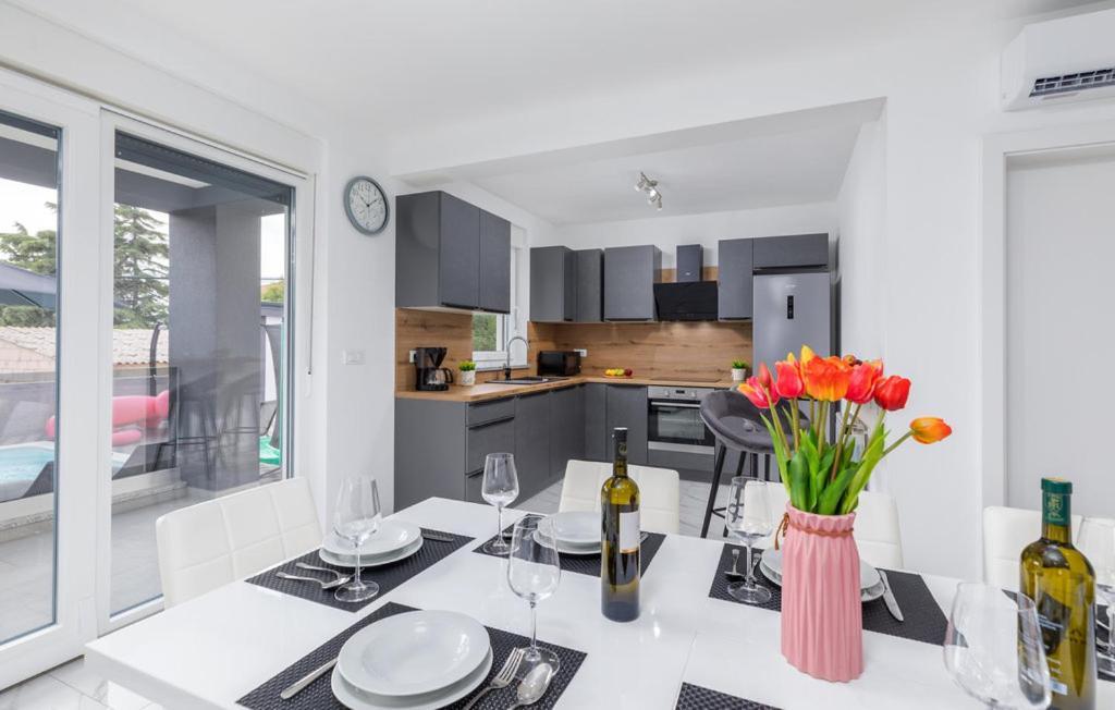 Villa Nikolina - Luxury Villa With 5 Bedrooms And Swimming Pool Vodnjan Luaran gambar